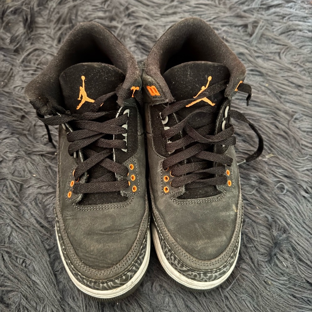 Gently worn air Jordan 3 retro size 7(big kids)